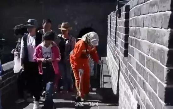 在國慶假期中,他們依然堅守崗位,為大家?guī)砀蓛粲置利惖某鞘小?><span id=