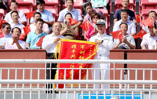 李喆赠送锦旗