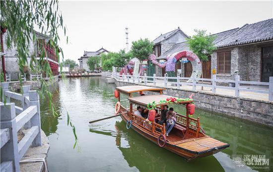 小桥、流水、乌篷船,让游人仿佛置身江南。