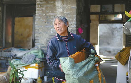 23日,在按察司街100號居住多年的居民收拾東西,惜別老宅院。