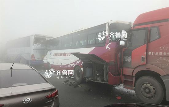 图为事故现场，至少有13辆车发生连环撞。齐鲁网记者 王文龙 李杨 摄