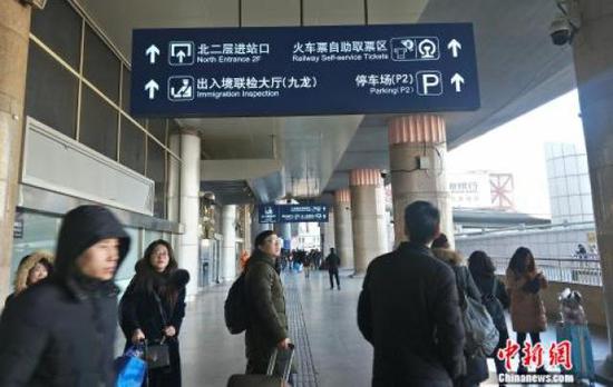 ↑資料圖:前往自助取票區的旅客。姚露 攝