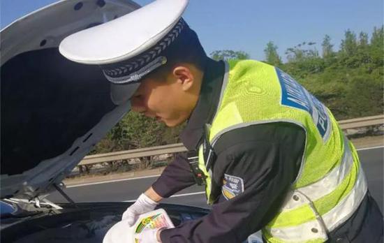 車主對交警的熱情幫助非常感謝