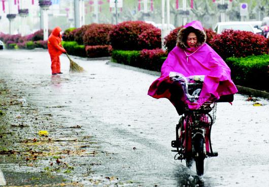 4月9日,枣庄市民冒雨出行。□新华社发
