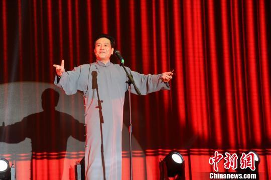 图为山东快书表演《猪的对话》。 孙宏瑗 摄