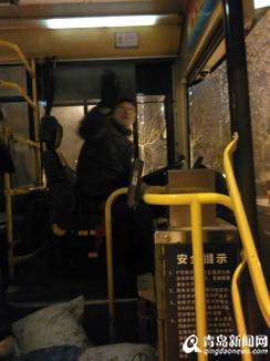 司机刘师傅跟乘客打招呼。(网友提供图片)