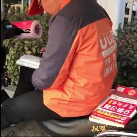 而一位路人在经过时表示: