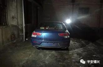 民警随即跟进侦查,迅速锁定了隐匿在某商城后院垃圾堆旁边的蓝色菱悦轿车。