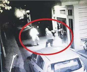 两名保安迅速赶到,对嫌疑人展开围捕。