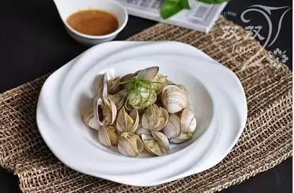 选购要点:要选择时不时喷水伸“舌头”、用手触碰马上闭合的蛤蜊。