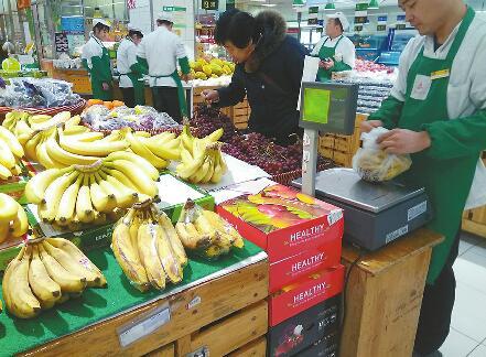 19日,经十路上一家超市内,产自海口市的香蕉售价6.8元/斤。