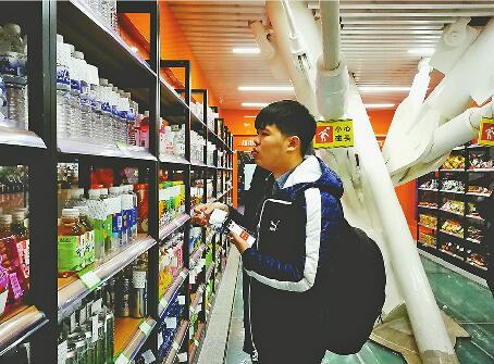 旅客在青岛北站的无人店购物 记者刘彪 摄