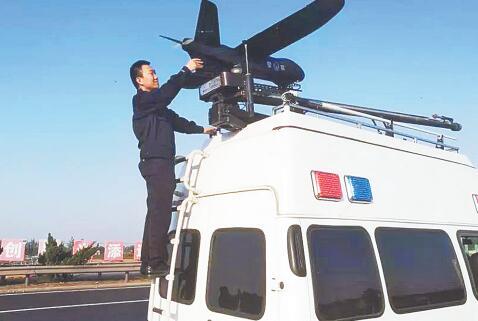 鹰眼警用无人机配套系统的无人机和指挥车。