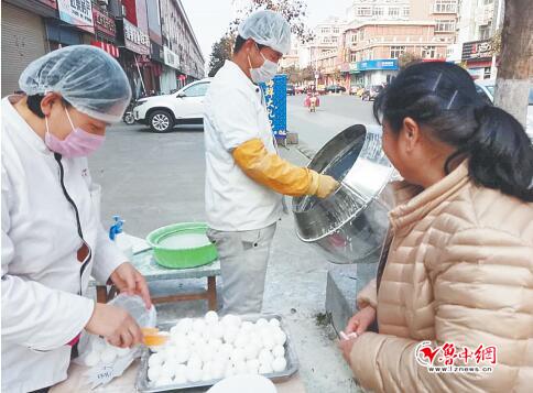 26日下午，張桓路北段一家食品店正用傳統(tǒng)工藝制作元宵。