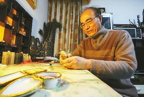 王天明在玉石上进行雕刻 记者刘玉乐 摄