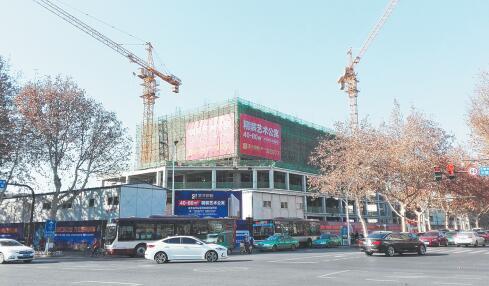 建设中的金丰国际,建成之后将成金晶道商圈的特色新地标。