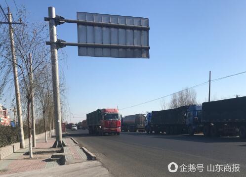 事发路段大货车很密集 山东商报新媒体记者刘云鹤 摄