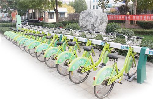高青县街头的公共自行车