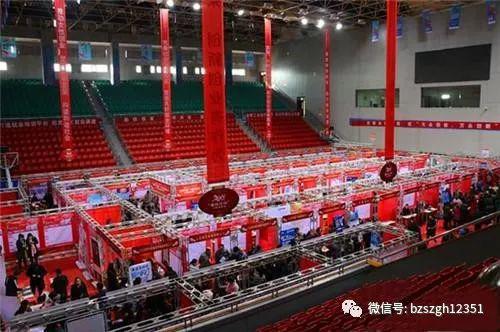 博興縣委書記李守江在招聘會上與企業交流