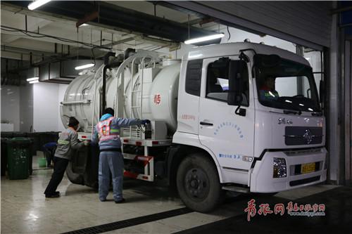 李沧区万达广场餐厨垃圾收运现场