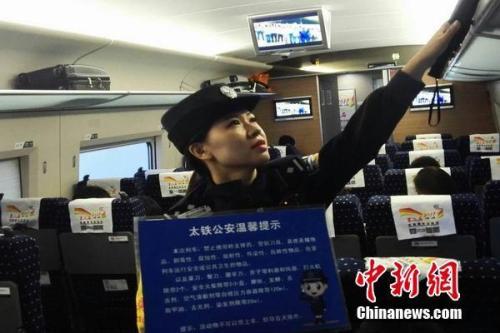 資料圖:G602次列車乘警認真開展分檔查危工作。張毅 攝