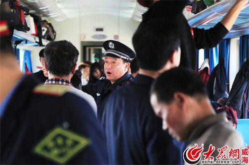 王建平不停地提醒乘客放置好行李,注意財物安全,喊得口干舌燥。