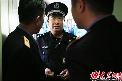 巡查中與同事進行交流。