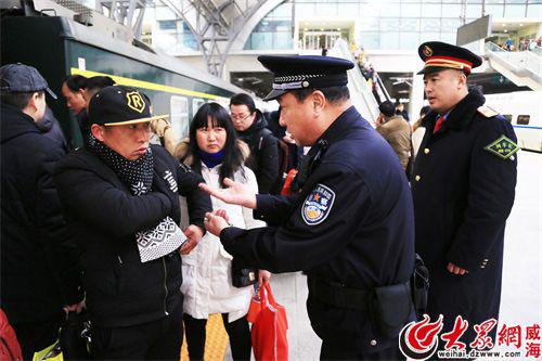 一名乘客因为买错票，上不了车，情绪激动，王建平对其耐心解释。