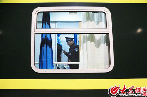 在臥鋪車廂提醒乘客注意安全。
