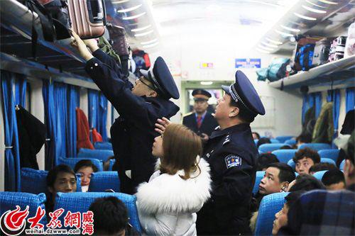 幫助乘客擺放行李。