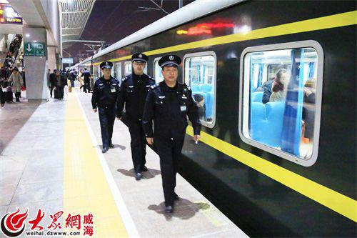 列車外的安全也很重要,王建平和同事們進行巡視,以震懾不法分子。