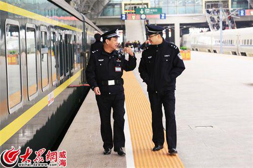 王建平將自己的經驗傳授給剛轉業過來的新同事。