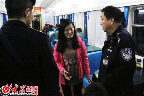 一位女士因為鄰鋪的男乘客醉酒說臟話,向王建平反映情況,王建平妥善解決。