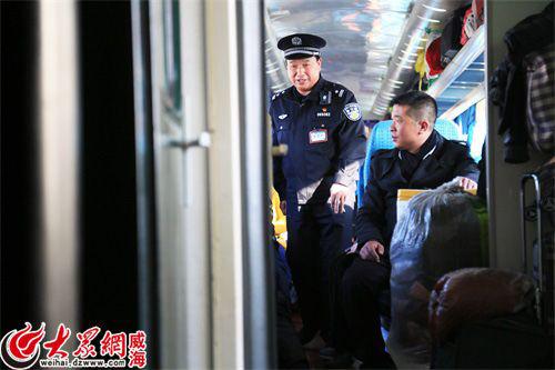 春運期間車廂擁擠,有時巡查一次需要一個小時。