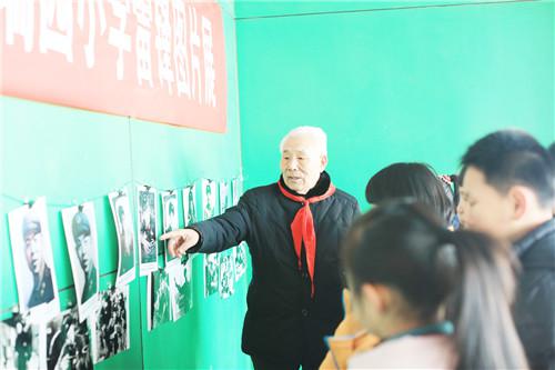 紹水為祥瑞園小學的學生們講解雷鋒照片背后的故事
