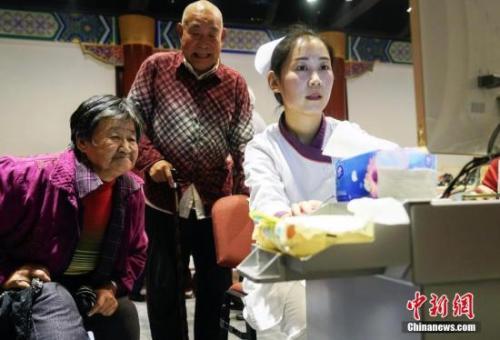 資料圖:重陽(yáng)節(jié)期間北京發(fā)起“關(guān)注老年人營(yíng)養(yǎng)均衡快樂(lè)健康養(yǎng)老”的公益活動(dòng)。