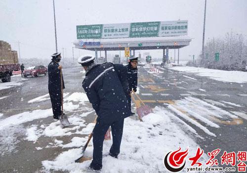 路政人员正在清雪 市民记者李萍拍摄