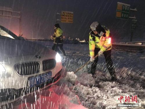 資料圖:雅西高速路段交警雪中幫助受困車輛脫險。 雅西交警 供圖