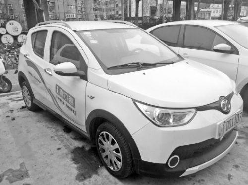 二環(huán)東路山大南路附近的一輛共享汽車。本報(bào)記者 時(shí)培磊 攝