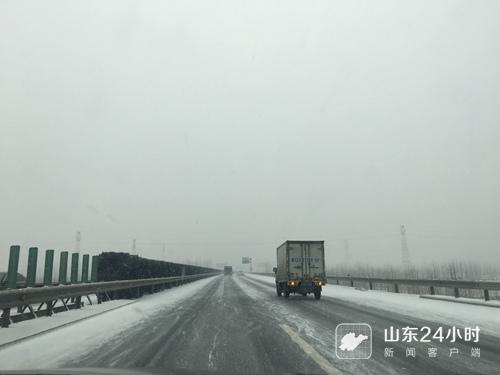 下午3点，济菏高速东平段道路已结冰