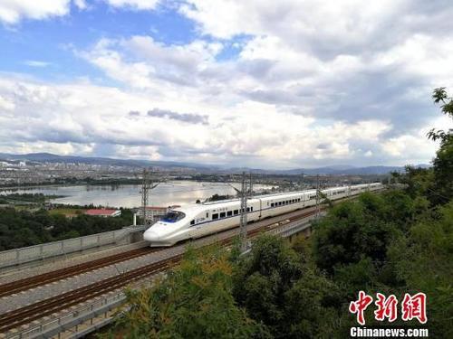 資料圖:列車運行在云嶺大地。中國鐵路昆明局集團有限公司供圖