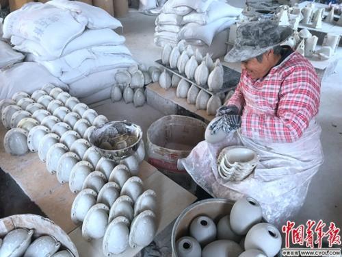 孙允兵厂中,一位年近70岁的老人正在忙于生产