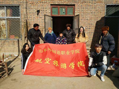 与被帮扶人马豪川合影