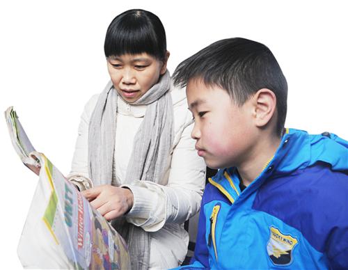 曹淑芳(左一)辅导王浩林学习英语