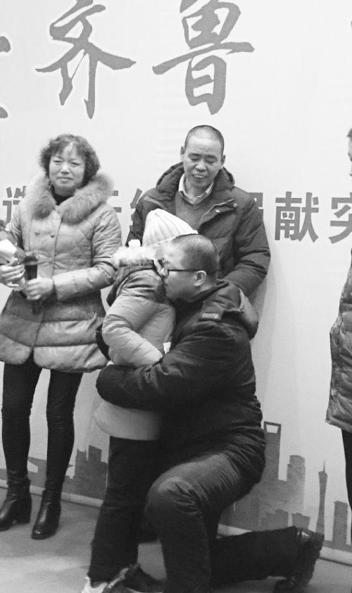 郭亮(右)和郭豫財緊緊擁抱在一起。