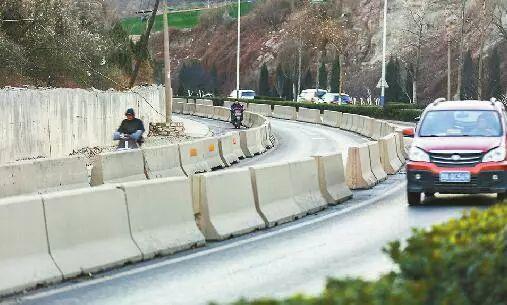 “怪坡”路段东侧道路中间设有隔离墩 记者刘玉乐 摄