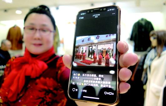 微信朋友圈成了小店老板們維護回頭客拓展新客源的利器。