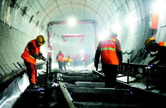 济南R1线地下隧道钢轨铺设。(资料片)