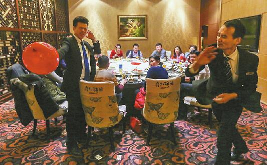 济南小伙秒变 小李飞刀 扑克飞牌击爆易拉罐都