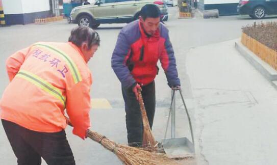 27日上午,在桓臺縣辛泉村的道路上,胥小安(右)幫著母親打掃衛生。村民供圖